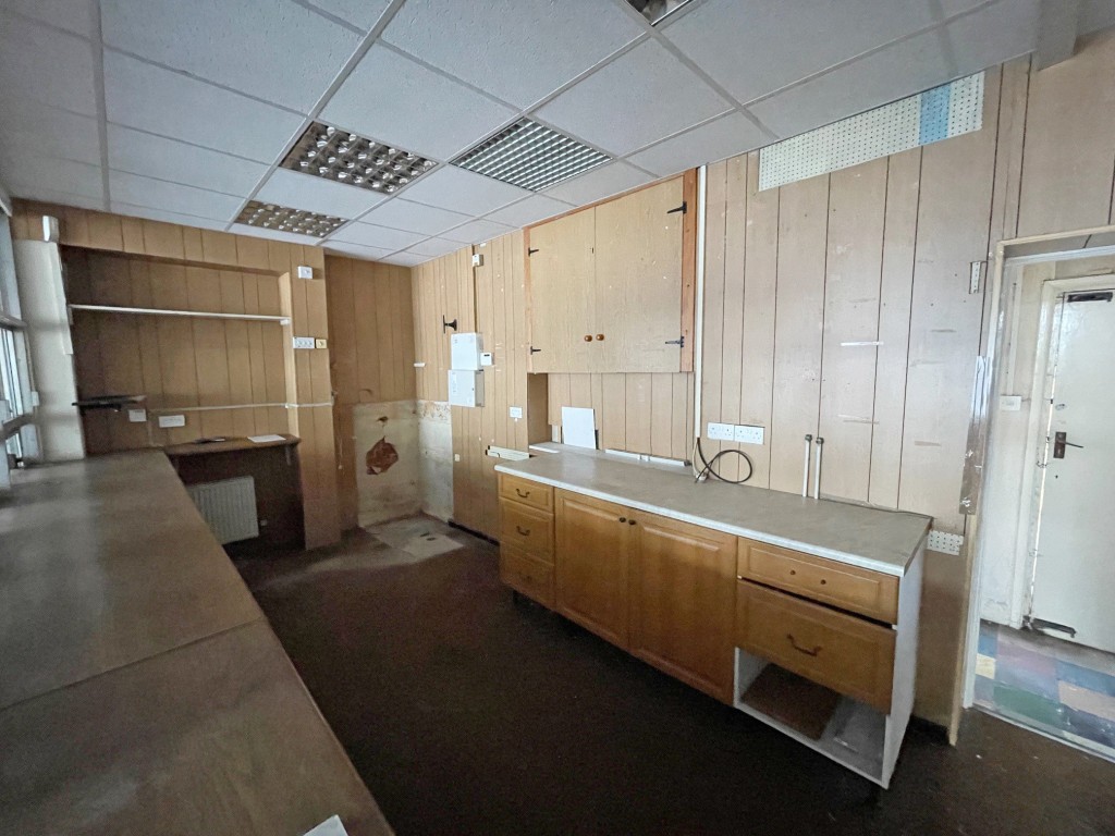 Lot: 61 - VACANT FREEHOLD COMMERCIAL PREMISES - Former post office counter area